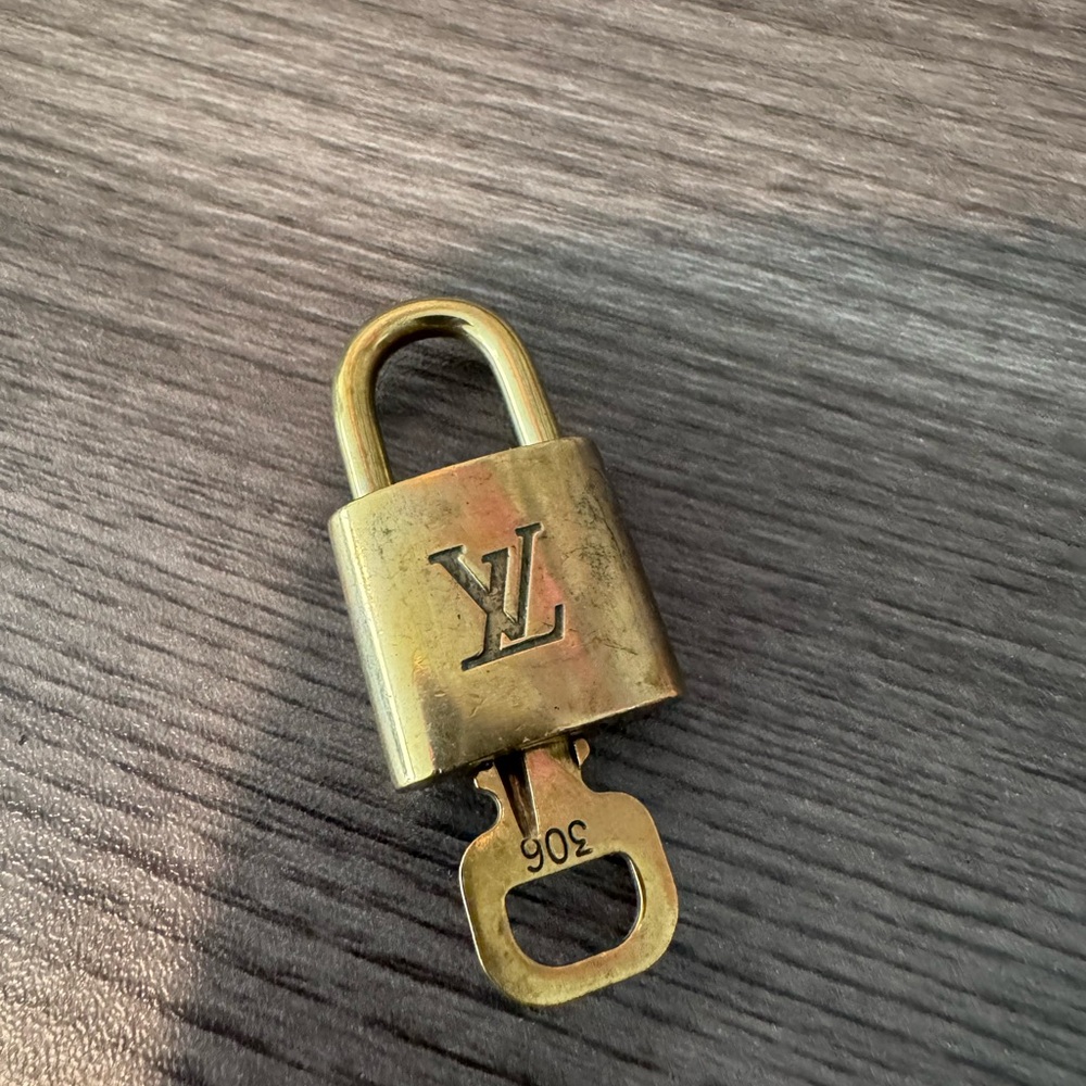 Louis Vuitton Lock and Key 306 - Picture 1 of 3